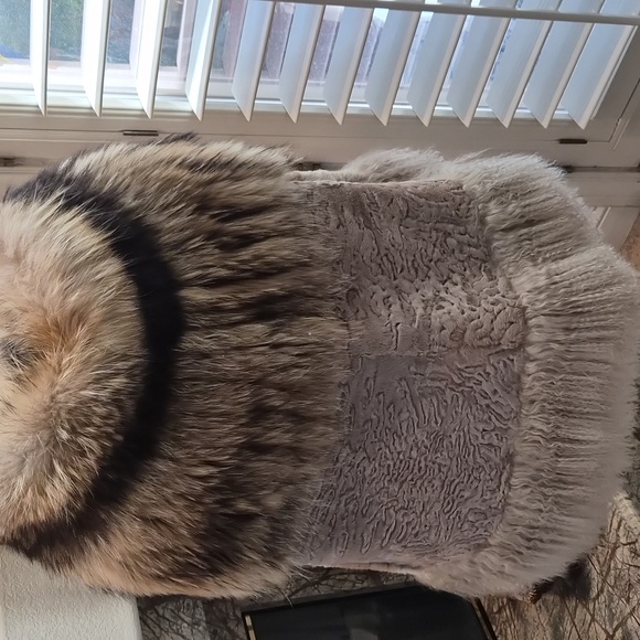 Fur Cape - Coat - Picture 5 of 7